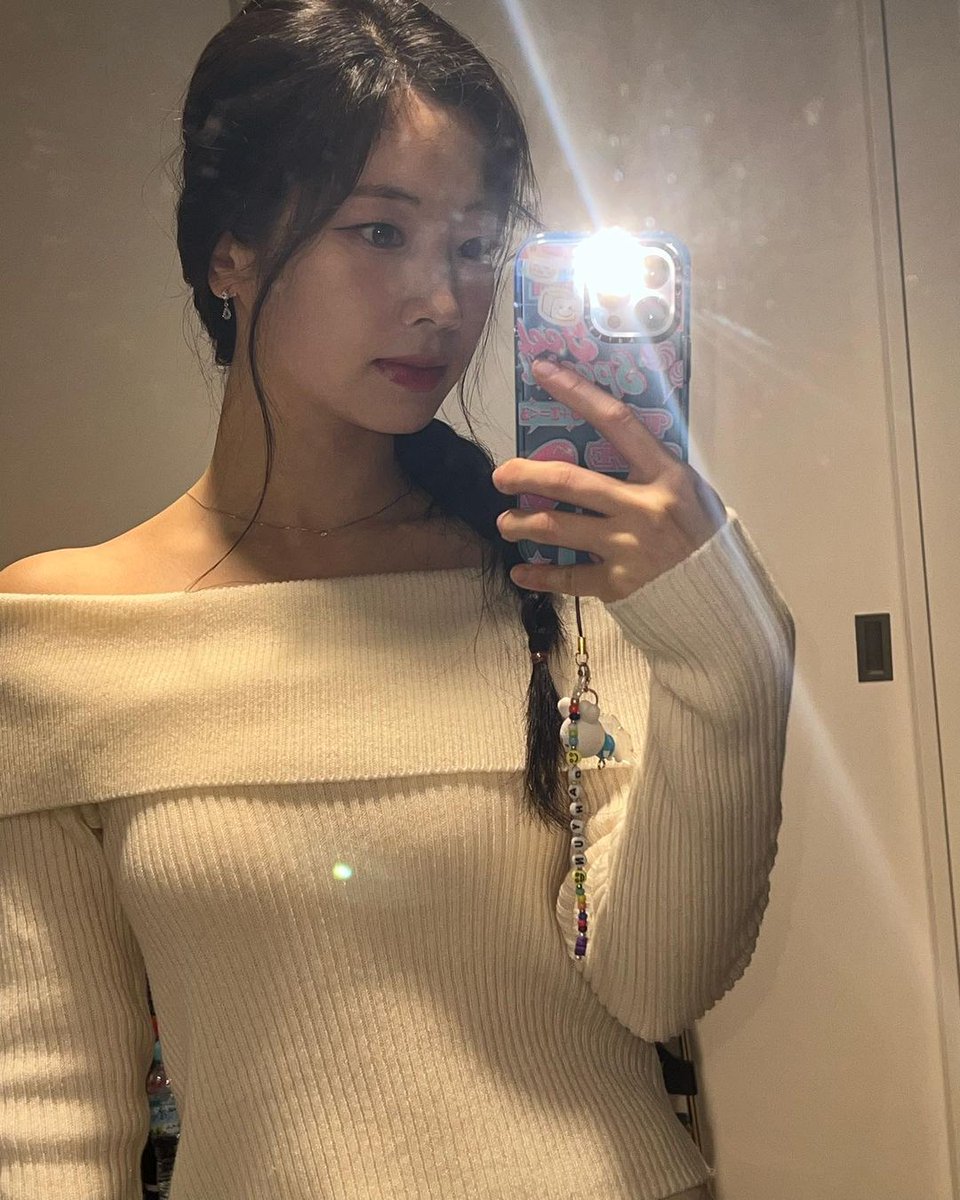 Dahyun's Instagram update

"🍁🍂"

#TWICE #트와이스 <a href="/JYPETWICE/">TWICE</a>