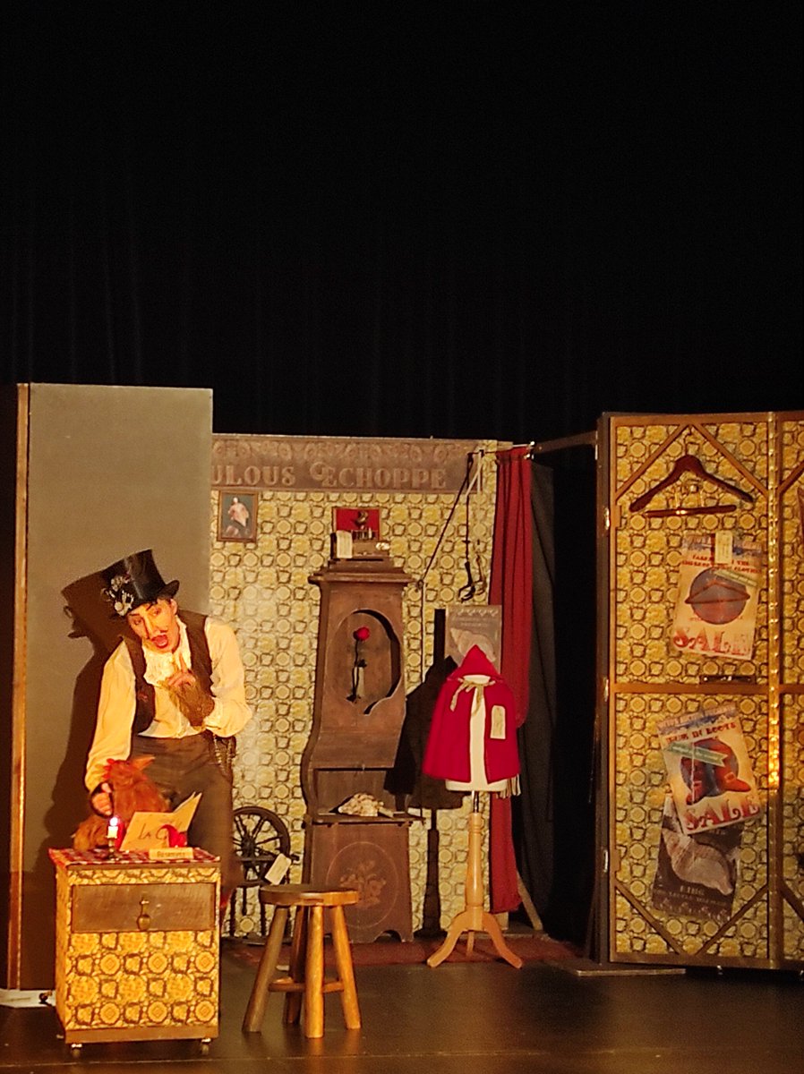 lamalgrange's tweet photo. La compagnie Changer l'air a plongé les élèves de 6e dans la « Fabulous Echoppe » de M.Otto. Un voyage magique inspiré du conte Jack et le haricot magique. Le spectacle s'est terminé par un échange avec les artistes. Les élèves sortent de cette rencontre enchantés ! https://t.co/EKblytXnCF