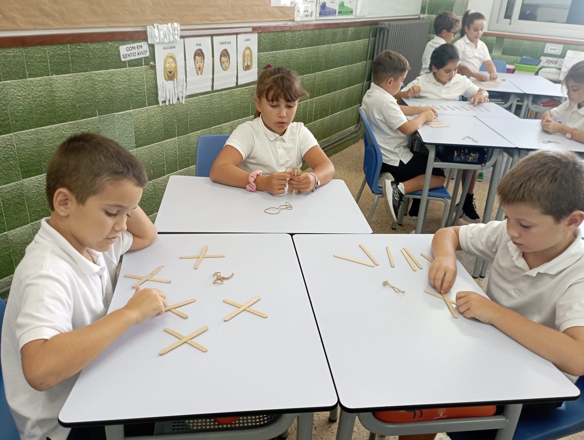 manyanetblanes's tweet image. Treballem les matemàtiques de manera manipulativa. Aprenem a mesurar angles, a agrupar i desagrupar nombres i juguem a fer càlculs. Ens ho passem d'allò més bé! #3rEP #josocmanyanet #blanes #somfamília