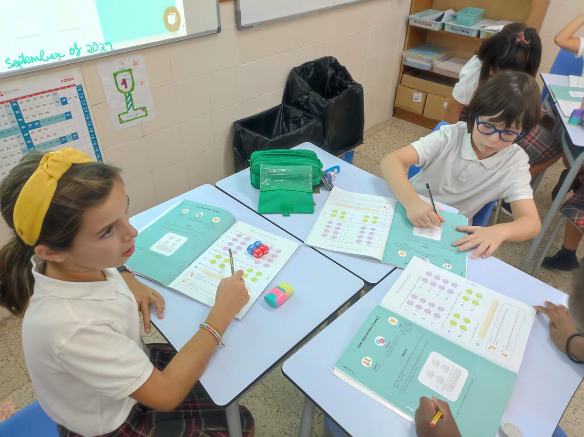 manyanetblanes's tweet image. Treballem les matemàtiques de manera manipulativa. Aprenem a mesurar angles, a agrupar i desagrupar nombres i juguem a fer càlculs. Ens ho passem d'allò més bé! #3rEP #josocmanyanet #blanes #somfamília