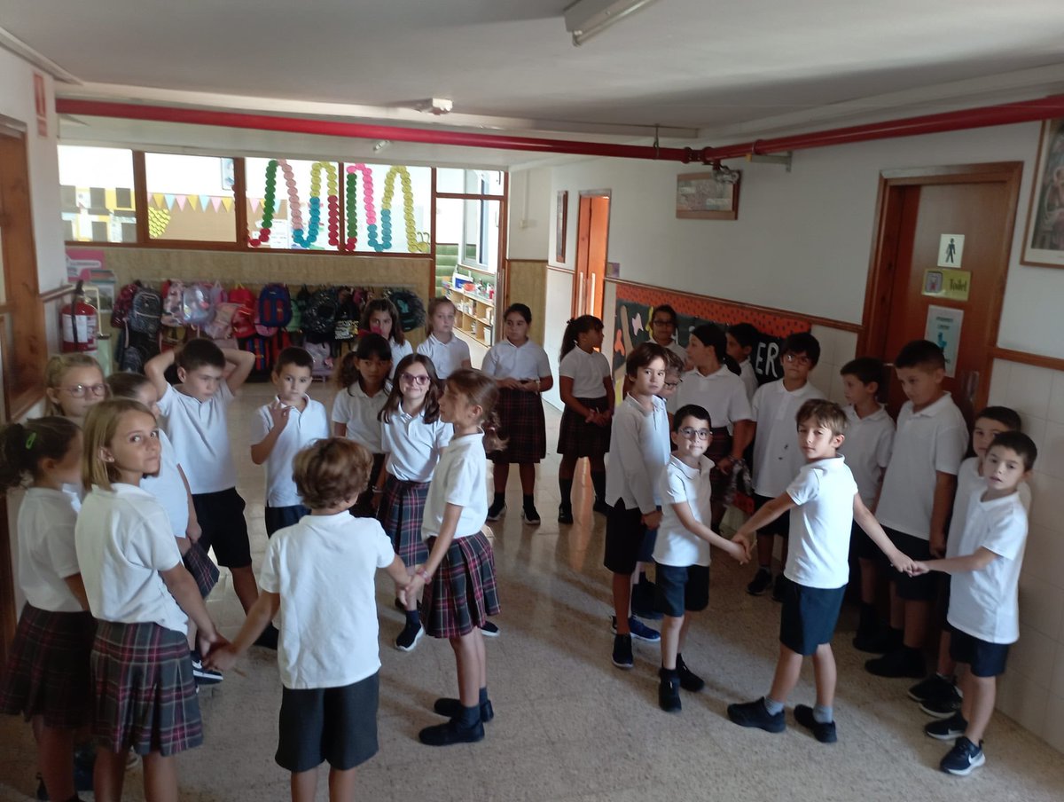 manyanetblanes's tweet image. Treballem les matemàtiques de manera manipulativa. Aprenem a mesurar angles, a agrupar i desagrupar nombres i juguem a fer càlculs. Ens ho passem d'allò més bé! #3rEP #josocmanyanet #blanes #somfamília