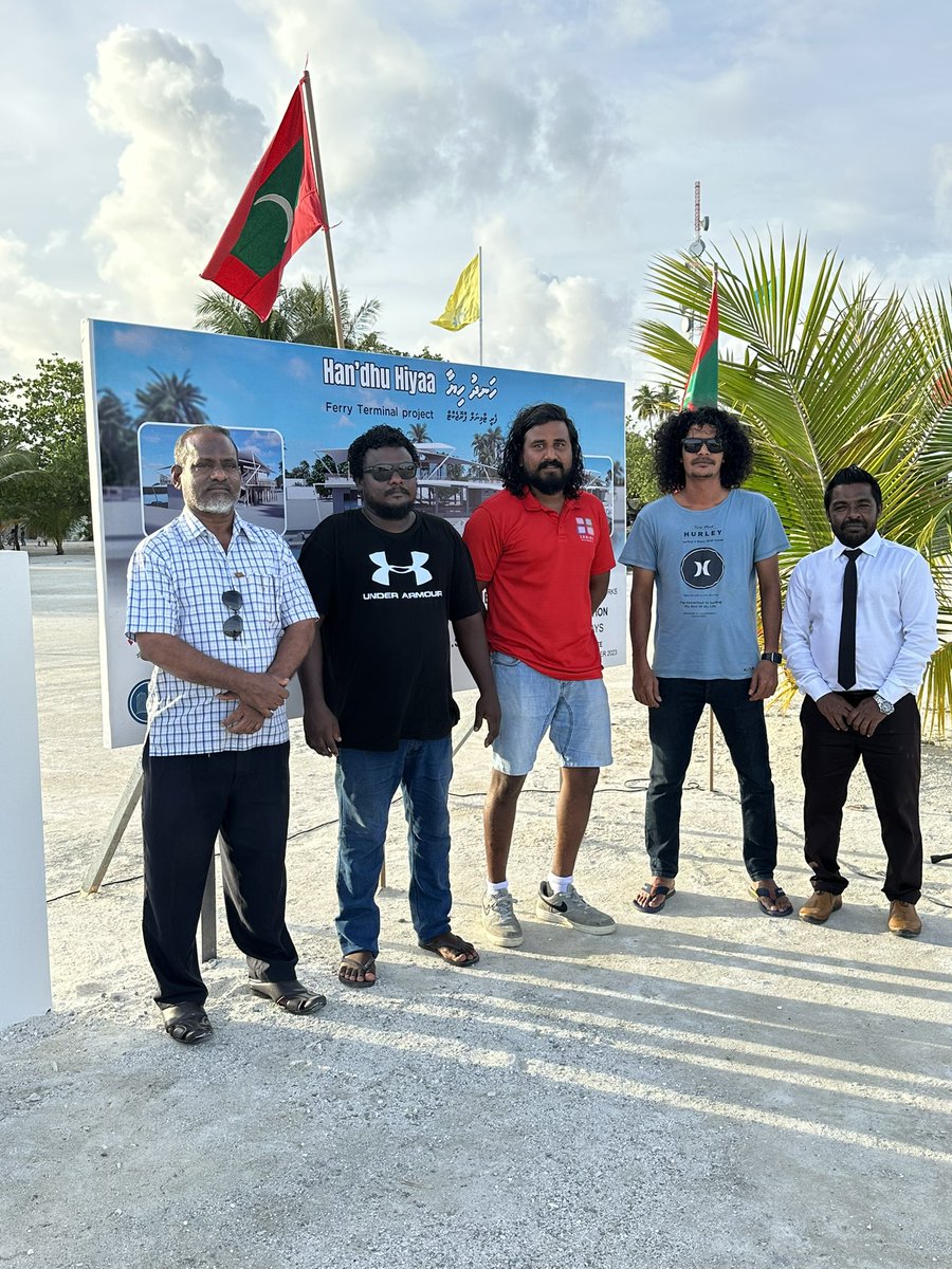 adhdhangethi's tweet photo. މި ކައުންސިލުގެ ބަޖެޓުން ޚަރަދުކޮށް އިމާރާތްކުރުމަށް ހަމަޖެހިފައިވާ “ ހަނދު ހިޔާ “ ފެރީ ޓާމިނަލް އިމާރާތުގެ ބިންގާ އެޅުމަށް ބޭއްވި ޚާއްޞަ ހަފުލާގެ ތެރެއިން: 
#HanduHiya #Dhangethi https://t.co/PAtIJxGzlq