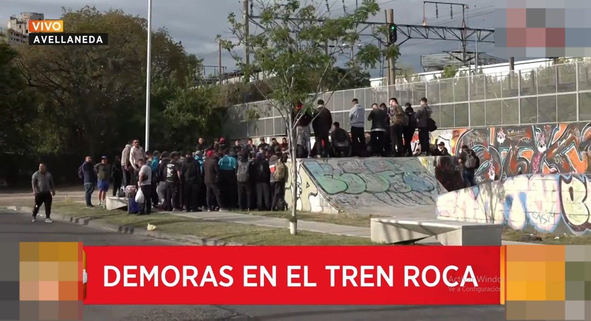 solotransito's tweet image. #TrenRoca con importantes #Demoras e interrupciones en su servicio por medida de fuerza de personal de seguridad de empresa MCM.
Además hay operativo de seguridad en Kosteki y Santillán (#Avellaneda) por posible #Corte de vías @WalterVerst