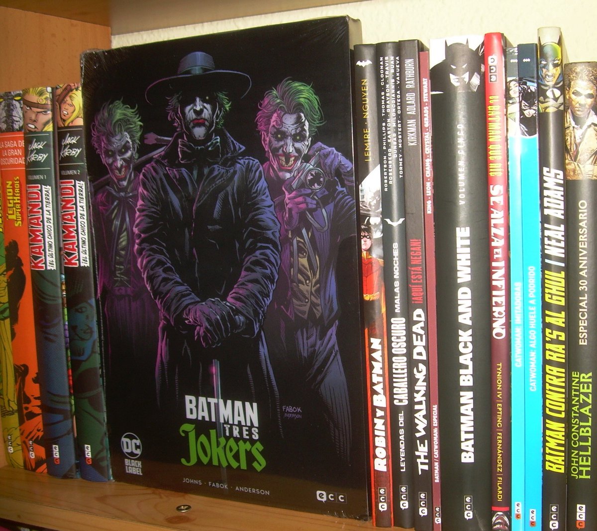 ¡ATENCIÓN! Sorteamos el integral de "Batman: Tres Jokers" por cortesía de ECC <a href="/eccediciones/">ECC Ediciones</a>
Para participar:  
- Sigue a este perfil    
- RT a este tweet   
- Dinos tu Joker favorito: Kane, Adams, Aparo, Bolland, Fabok...  
Sólo para la península, el plazo se cierra a las 24h.