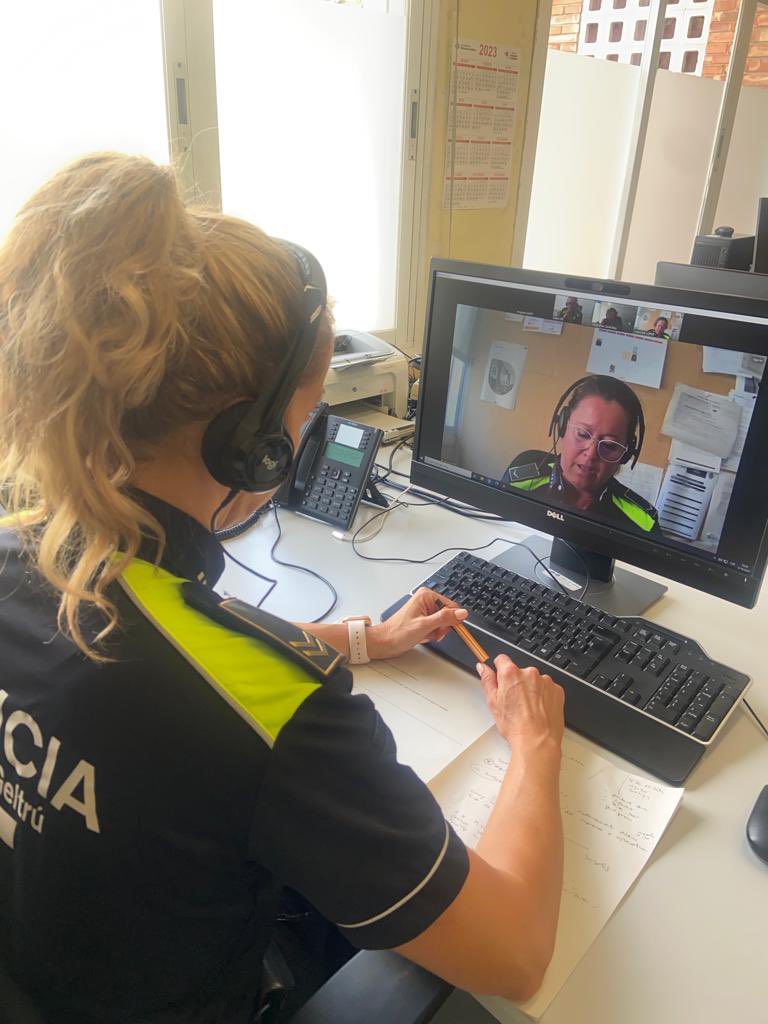PLVNG's tweet photo. Encetem espai mensual a @canalblau radio (100.4 FM) per parlar de temes relacionats amb la nostra tasca diària. En el següent enllaç us expliquem com hem millorat el nostre Grup d’atenció a la víctima amb la tasca que realitza la caporala Dolors López 
📻 https://t.co/oiqKepYsp4 https://t.co/Fl5ynYuyGO