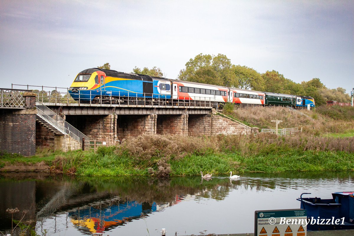 Bennybizzle1's tweet image. #HighSpeedTuesday the 125 preservation groups 43060 and 43045 look stunning as they cross the river approaching Wansford. The set looked very popular and it was a joy to hear a VP185 again.  @43045_43060 @N_V_R