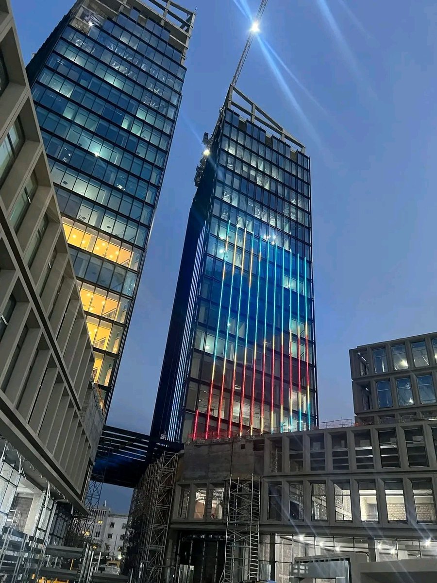 KavandaDj's tweet photo. Le centre financier de Kinshasa arbore les couleurs nationales. Il sera inauguré en décembre par le Chef de l'État #Félix Antoine Tshisekedi . https://t.co/SGbF6izSz3