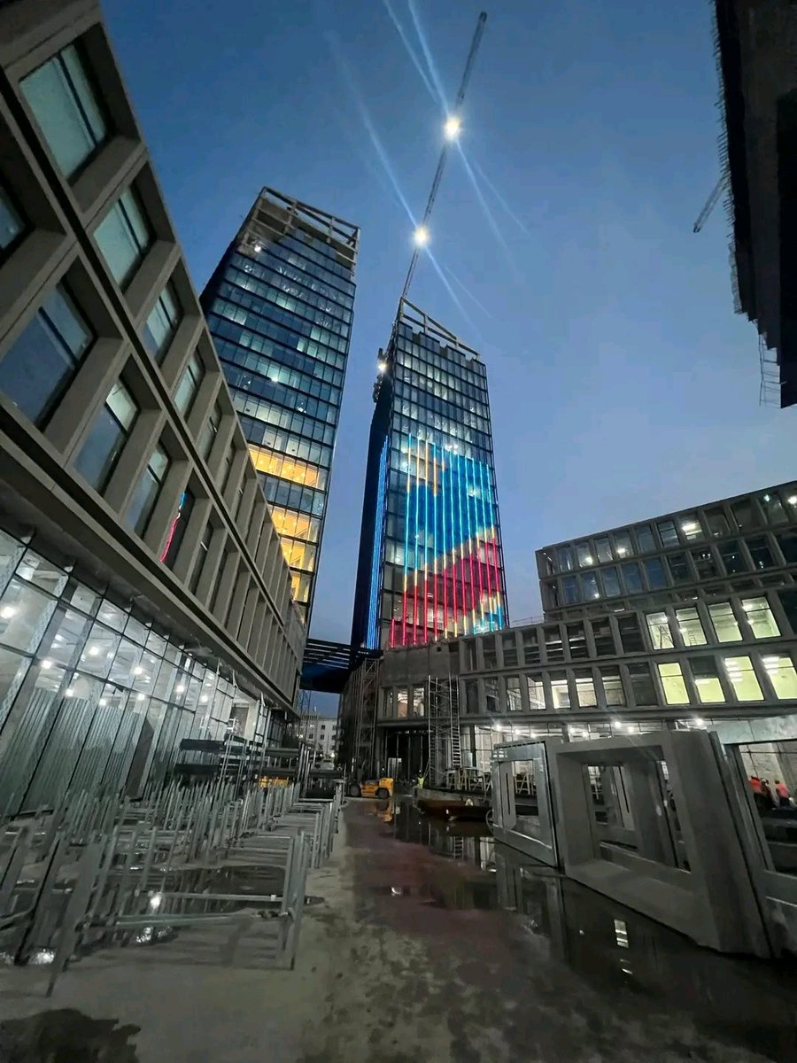 KavandaDj's tweet photo. Le centre financier de Kinshasa arbore les couleurs nationales. Il sera inauguré en décembre par le Chef de l'État #Félix Antoine Tshisekedi . https://t.co/SGbF6izSz3