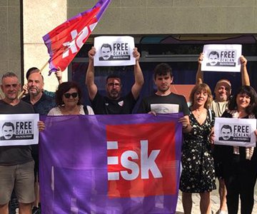 ESK-k bat egiten du Abdullah #Öçalan askatasunaren aldeko sindikalgintza eta Europa mailan sortu den kanpainarekin. Abdullah Öçalan eta kurduek pairatzen duten errepresio eta exterminio politikekin amaitzeko eskatzen dugu
▶ esk.eus/index.php/eu/b…

#OcalanAskatu #FreeOcalan