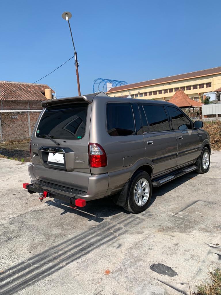 MasMasBiassaa's tweet photo. Panas panas ngene enake  yo posting Freezer dikei roda to, yopora?
#TitipJual

Definisi sederhana tapi membuat cinta yo Isuzu Panther iki
Ketika mobil² jaman now berlomba lomba fitur, Panther dari gen 1 sampe yg terakhir fitur²nya ga banyak berubah alias cook mek fokus facelift tok, haha

Tapi anehnya, dengan fitur yang gitu gitu saja,entah kenapa nih mobil teteup nyaman aja gitu dibawanya, yaa walopun fitur² keselamatannya sangat tidak cocok dengan tagline mobil keluarga ya
Dan tidak dapat dipungkiri, dengan fitur yang gitu gitu ajah & fokus di bagian bandelnya mesin justru membuat panther layak memegang gelar "Rajanya Diesel" seperti jargon iklannya dulu

Isuzu Panther LS Turbo MT 2018 Last Edition
•Kondisi terawat
•Plat AD Solo kota pajak panjang 8/2024
•KM 146rb 
•Warna Coklat Metalik
•Surat lengkap
•Service record teratur (kaki-kaki, ban & kopling baru)
•HU Pioneer model lipat bluetooth+Kamera mundur
•Audio Flux 3-way & LM Audio Processor
•Add on spoiler Grand Touring + Towing bar
270jt nego

https://t.co/hGzUNGCane