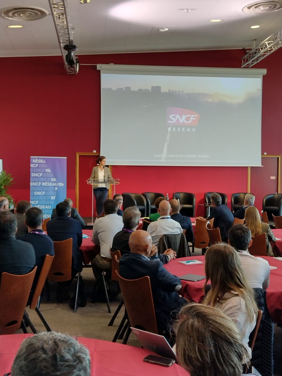 CatherineTrevet's tweet photo. Heureuse de participer à la rencontre des acteurs du réseau ferroviaire organisée par @SNCFReseau avec @PrefetOccitanie @Occitanie @FRTP_MidiPy, #ClusterTotem
Au programme
✅Investissements et chantiers
✅Attentes clients
✅Recrutements
✅Mieux travailler avec les ent. régionales https://t.co/8J4hjjJWCh