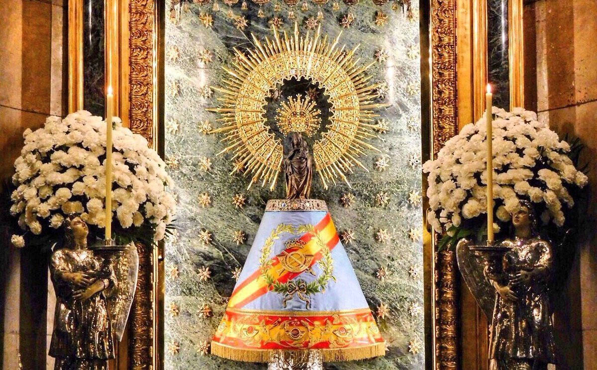 Si Francia tiene Lourdes
y tiene el Loreto Italia,
España tiene el Pilar, 
que es la promesa más alta.

No la derriban los vientos,
ni la sepultan las aguas,
mientras que exista esta piedra
España será Cristiana.

Feliz #12Octubre día de la #Hispanidad
