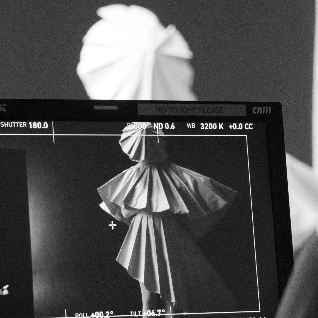 oneflowcom's tweet image. Framing and filming. Every last detail counts. 
#BehindTheScenes #digitalcontracts #contractlegends