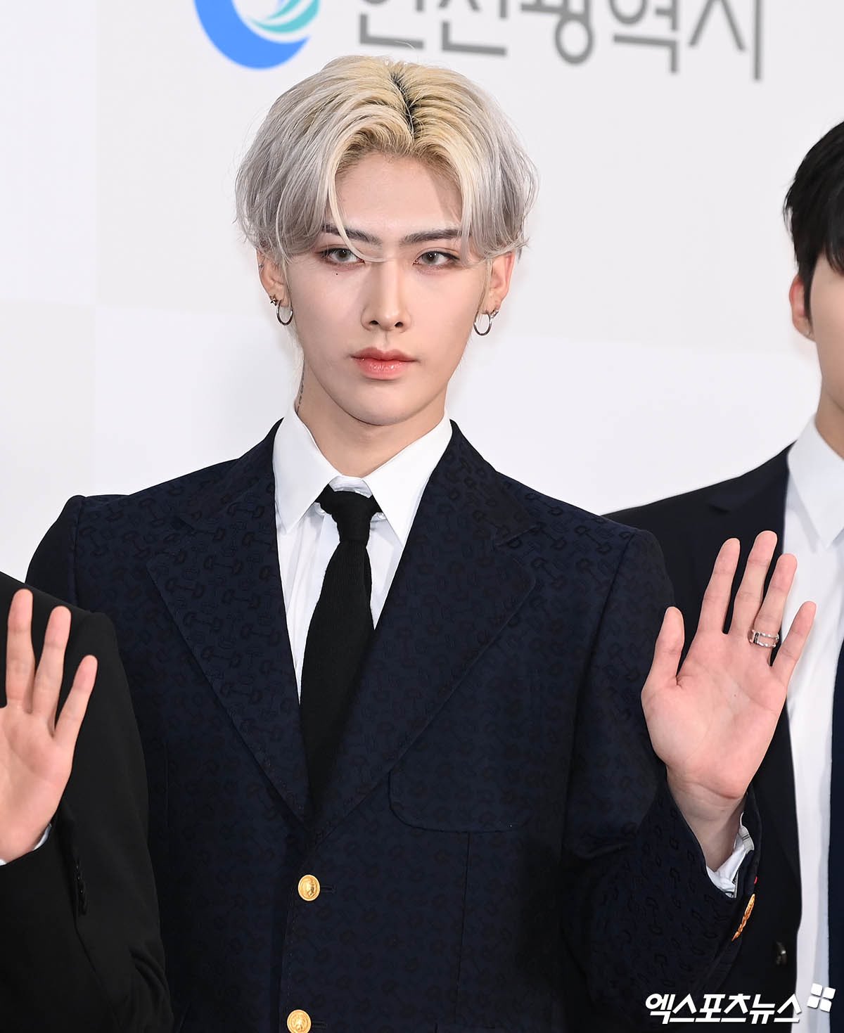 F8EDmS1bAAAMpu8?format=jpg&name=large