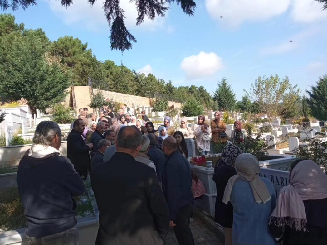YesilsolUmr's tweet photo. 10 Ekim Ankara Gar Katliamının 8. Yılında MV.  @KezbanKonukcu İl, ilçe örgütlerimiz ve kurumlarımız ile birlikte  yitirdiğimiz canları  mezarları başında andık. 
Barış'a olan umudumuzu asla kaybetmedik ve  kaybetmeyeceğiz. Bu uğurda yitirdiklerimizi "UNUTMADIK! UNUTTURMAYACAGIZ!" https://t.co/ekwoDCPwtZ