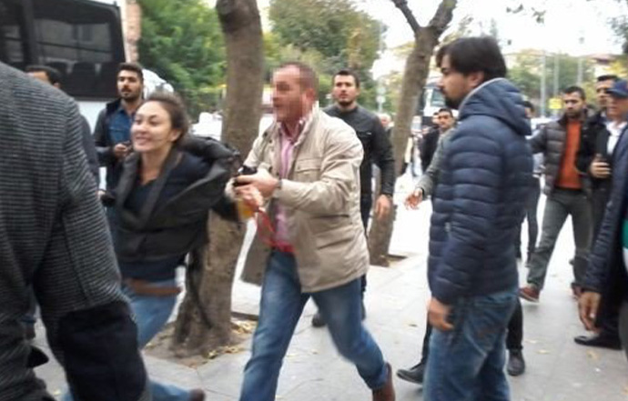 Gazeteciye ters kelepçe davası: Polislere verilen para cezası bozuldu @canancoskun'un haberi diken.com.tr/gazeteciye-ter…