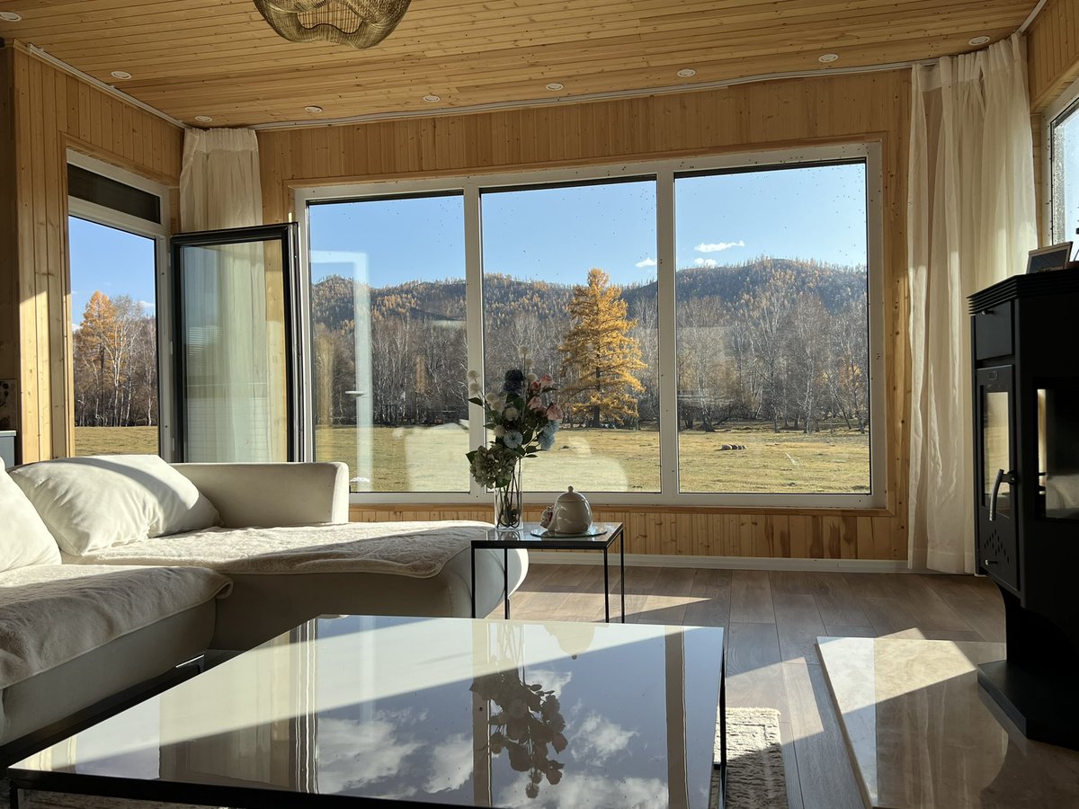 Сүүлийн хэд хоног хөөрхийтэй хэлбэр дүрсээрээ ч их үзэлцлээ🤭
Хэлбэр дүрс ч яамай сонгож төрөх биш, зөв юм хийгээд хүнд сайшаагдвал зөвийн төлөө явж бурууд өөрийгөө мэдэрч зогсох цэгээ мэдэж сурвал хэнбугайд ч тустай шиг…. Гсншүү юм бодоол хөдөөгийн сайхан уяраад суужээн даа🏞