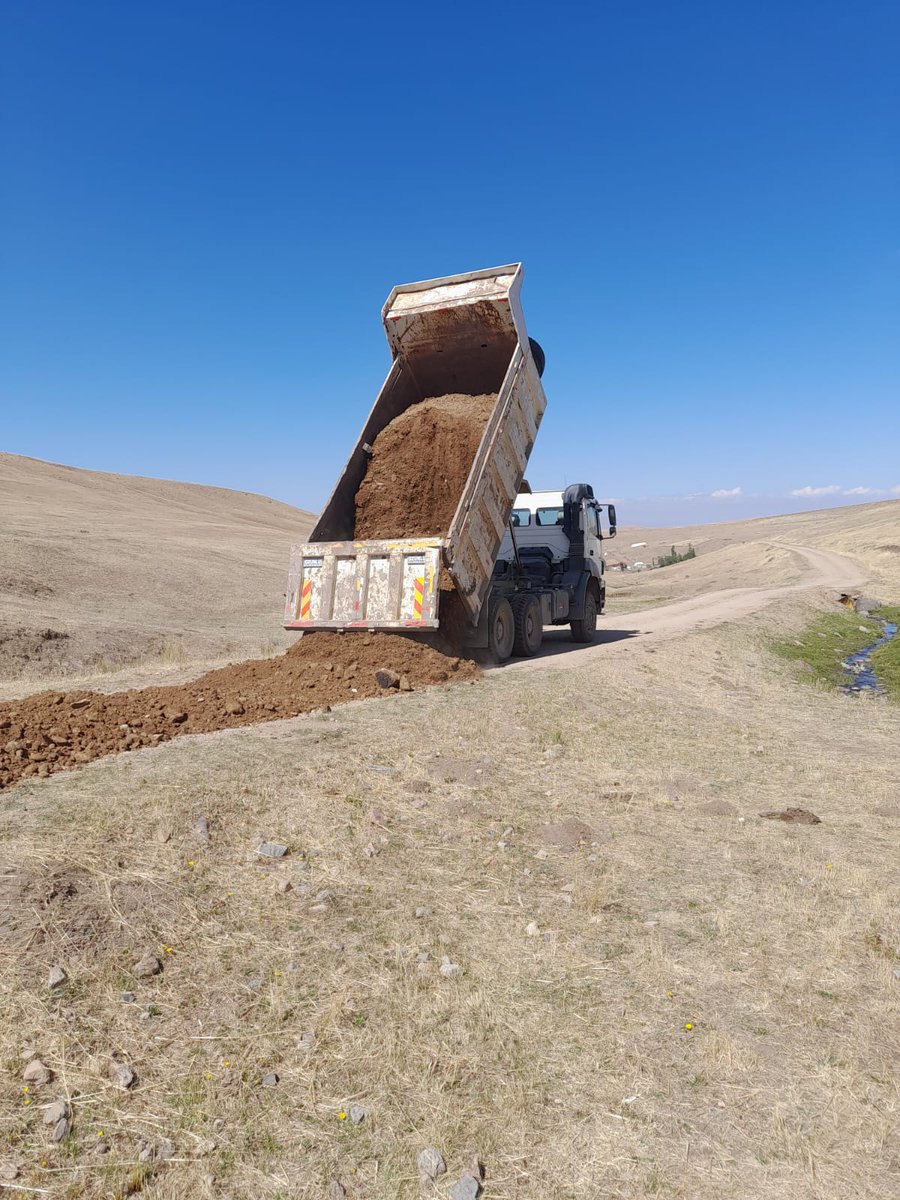 Agriozelidare's tweet image. 📍#Hamur ilçemize bağlı #Esenören köyü ile #Selin mezrası, #Çeşme mezrası, #Üçevler mezrası ve #Kiyale mezrası yolunun reglaj ve stabilize iyileştirme çalışmasını tamamladık. 🚜