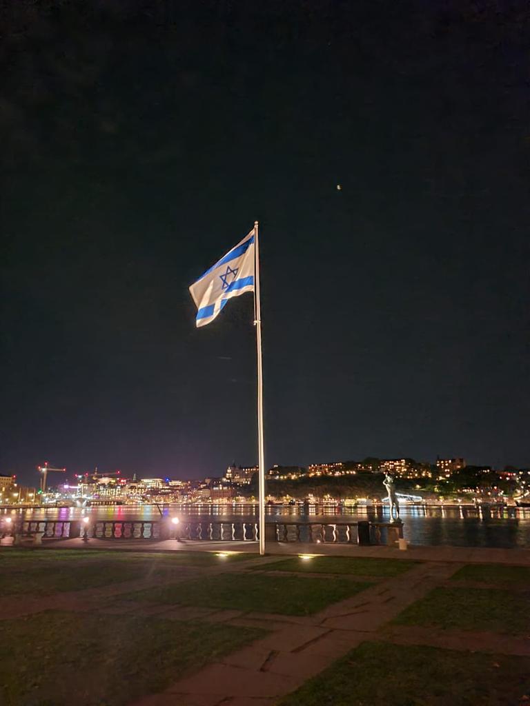 IsraelinSweden's tweet photo. The Israeli flag outside the Stockholm City hall yesterday evening. Thank you, Stockholm Stad, for this beautiful gesture 🇸🇪🇮🇱

#IStandWithIsrael https://t.co/q31kpzmz1o