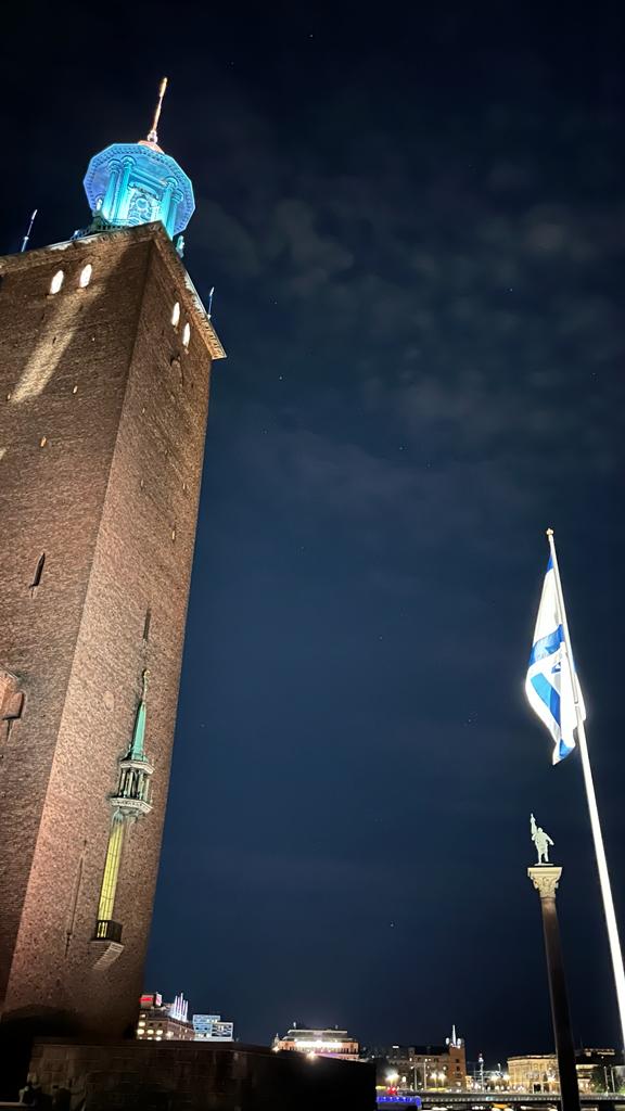 The Israeli flag outside the Stockholm City hall yesterday evening. Thank you, Stockholm Stad, for this beautiful gesture 🇸🇪🇮🇱

#IStandWithIsrael