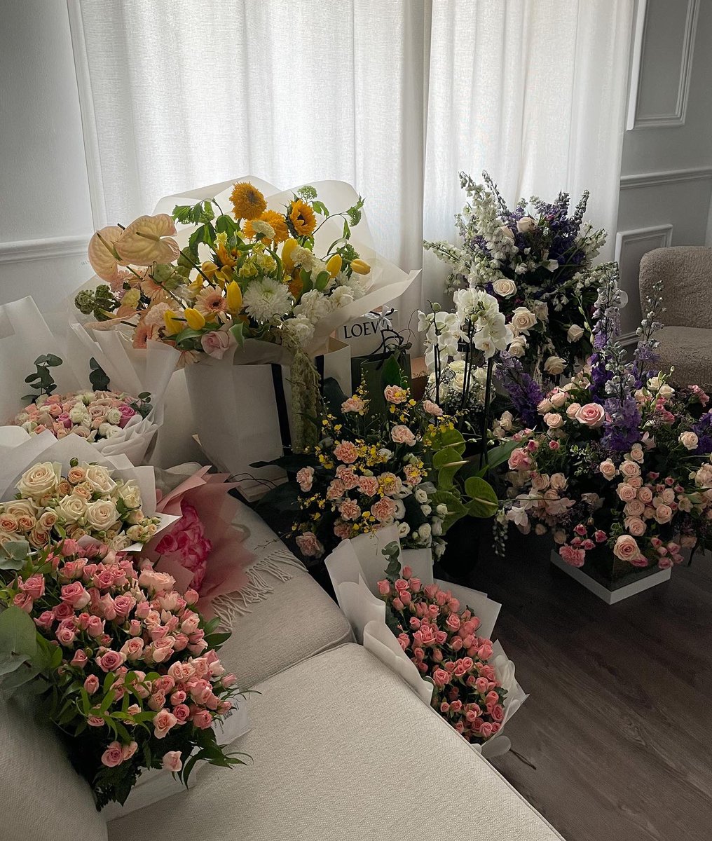 sarahbk__'s tweet photo. October 4th: the morning after my birthday when my room was turned into a whimsical garden 🪷 https://t.co/Dv1PiU6Jah