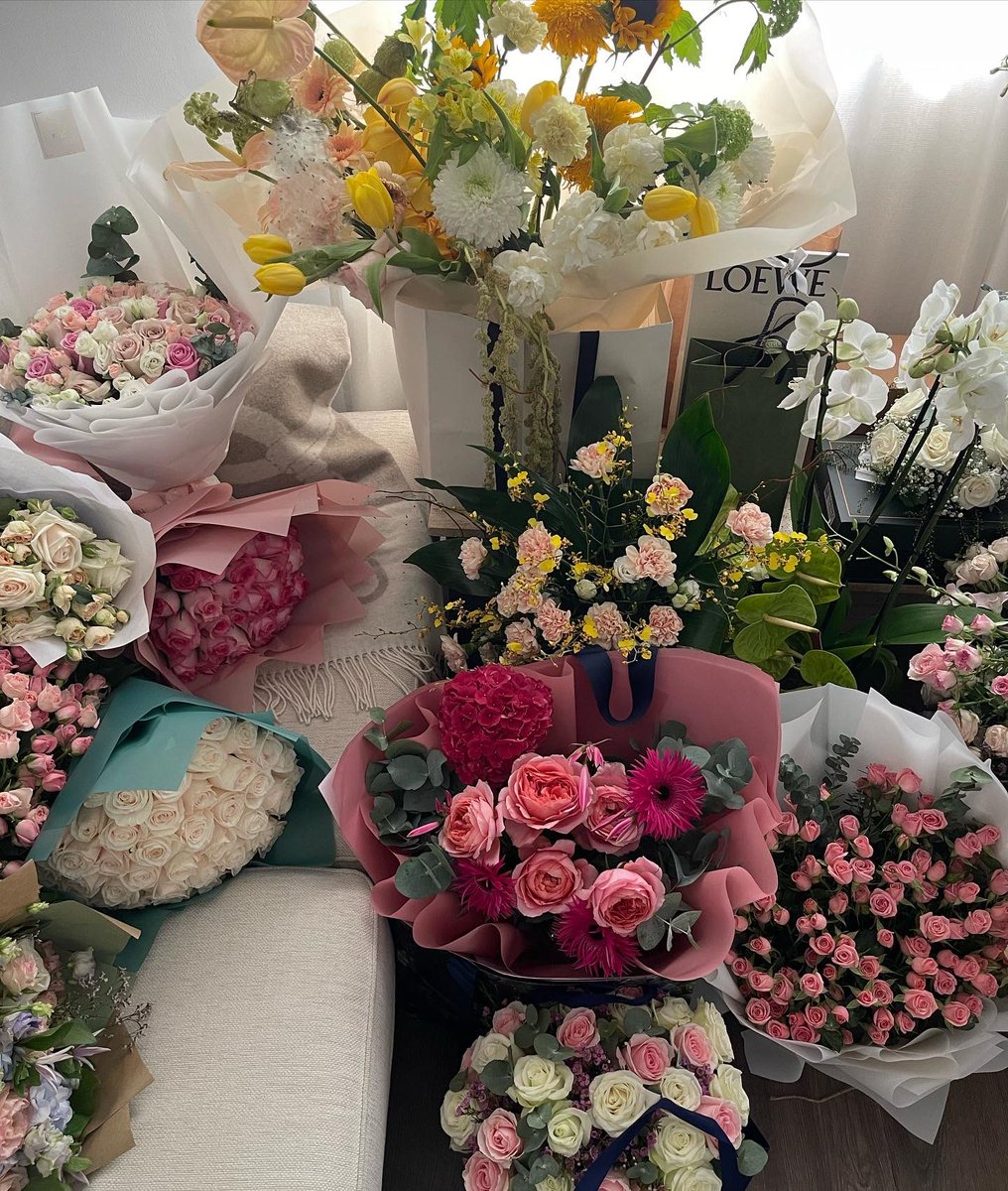 sarahbk__'s tweet photo. October 4th: the morning after my birthday when my room was turned into a whimsical garden 🪷 https://t.co/Dv1PiU6Jah