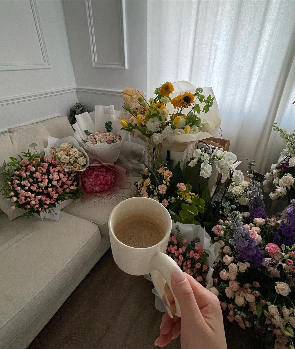 sarahbk__'s tweet photo. October 4th: the morning after my birthday when my room was turned into a whimsical garden 🪷 https://t.co/Dv1PiU6Jah