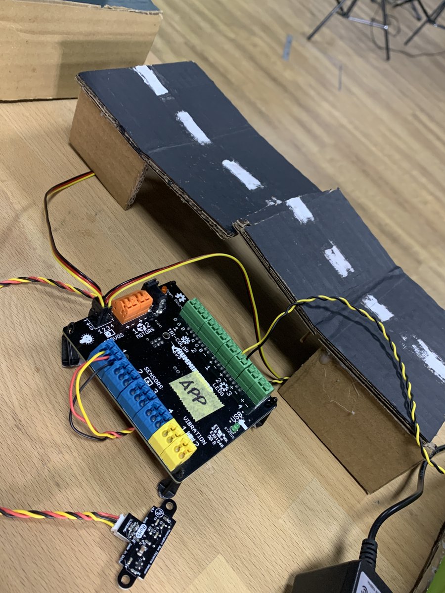 Pleased with how these #automation projects, powered by @birdbraintech #hummingbird duos, are turning out! @myoasiskl #myoasiskl #makerspace #isedcoach
#edtechchat #STEAMMakerChat #makered