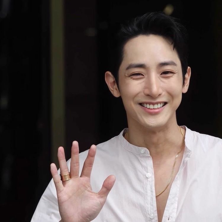 ㅤ

To you who is rare and beautiful,
You make this world a bit more wonderful,
Never lose hope, always believe there are millions of beautiful things waiting for you. Never stop fighting, it may seem impossible but it will all be worth it.
ㅤ
Happy World Mental Health Day. 
ㅤ