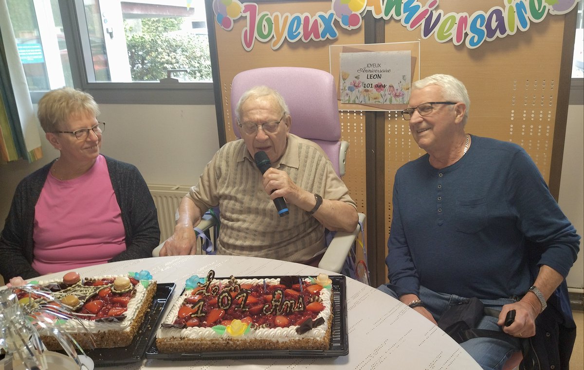 Le retour en images des 101 ans de Mr. F, résident à la Résidence Val d'Escaut !😁🎊

Un anniversaire inoubliable pour Mr. F grâce à une journée remplie de sourires, de souvenirs et d'amour. 

Sans oublier la gourmandise du gâteau ! 🎂