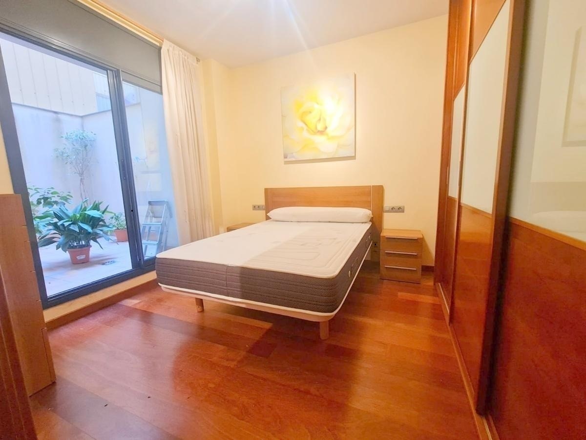 IsiMitov's tweet photo. 🧵[La Estafa al buscar piso en Idealista &amp; Spotahome ]

Me ocurre que buscando piso en Barcelona a través de @idealista y me topo con una oferta de particular bastante tentadora. 
Piso de 1.100€/mes en una buena ubicación
🚩 El anuncio no tiene teléfono, solamente email.
⬇️ https://t.co/Y9kbK2UL0I