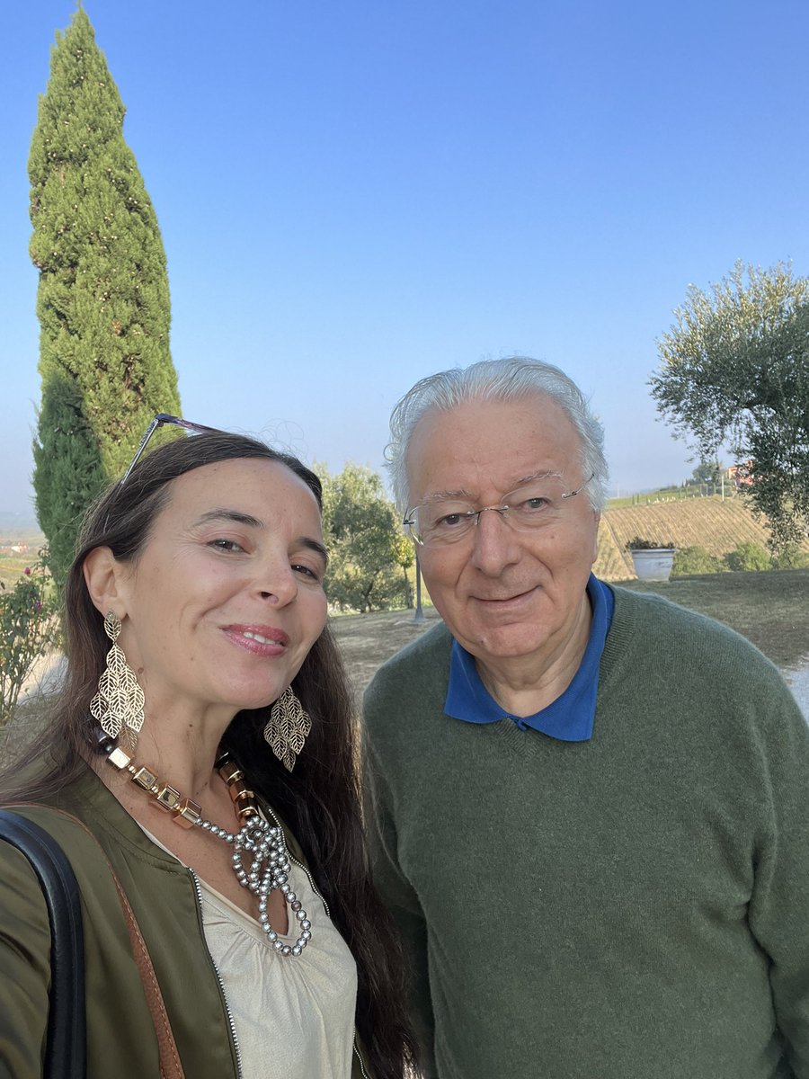 RossellaGuido's tweet photo. Si può unire scienza e spiritualità?
La fisica quantistica ci dice che la realtà non è quella che noi immaginiamo con la mente cosciente. 
Inizia così dal palco del teatro di Vinci un viaggio con @fedefaggin alla scoperta della nostra natura umana. 

L’informazione quantistica ha le stesse caratteristiche dell’esperienza cosciente e la realtà interiore va oltre la capacità rappresentativa della matematica.

Questo concetto tocca profondamente il cuore di una discussione che ha affascinato l'umanità per secoli. 

È una rivoluzione epocale in termini di sviluppo di nuovi filoni di ricerca scientifica. Siamo sulla soglia di scoperte che potrebbero cambiare radicalmente la nostra visione del mondo per aiutarci ad affrontare i nuovi mondi creati dall’intelligenza artificiale verso un nuovo essere umano. 

🙏🏻 un enorme grazie a tutti quelli che si sono sottoposti di buon grado alle mie domande 🎙️😊 

Continuiamo a esplorare e a cercare la connessione tra scienza e spirito, perché in questo dialogo troveremo forse le risposte che cerchiamo per comprendere chi siamo veramente. 

@InsPeopleDaily 
#fagginavinci23 
🌌✨❤️