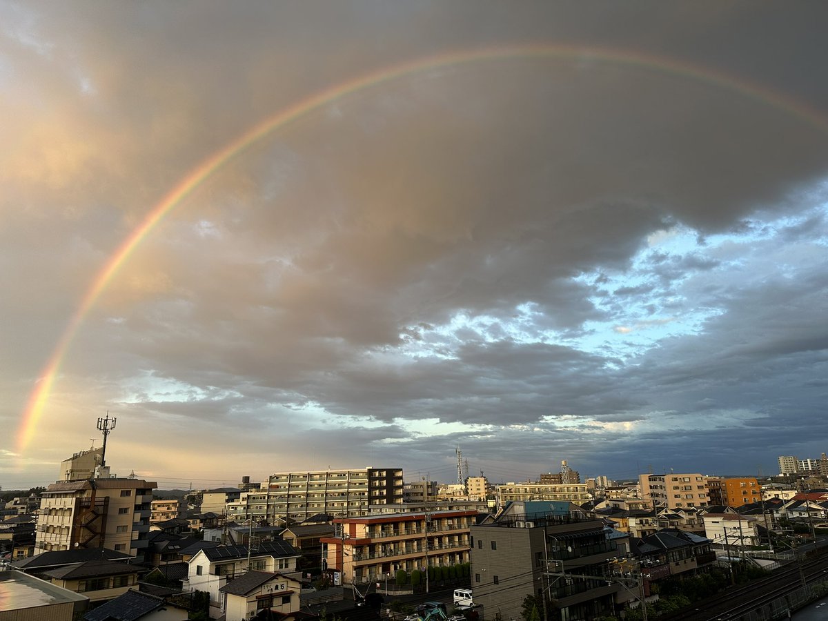 ome_city_tokyo's tweet photo. 青梅市では大きな虹がかかっています。何か良いことが起きる予感…！���秘書広報課〉 #虹 #きょうのおうめし https://t.co/OQxeJYfdse