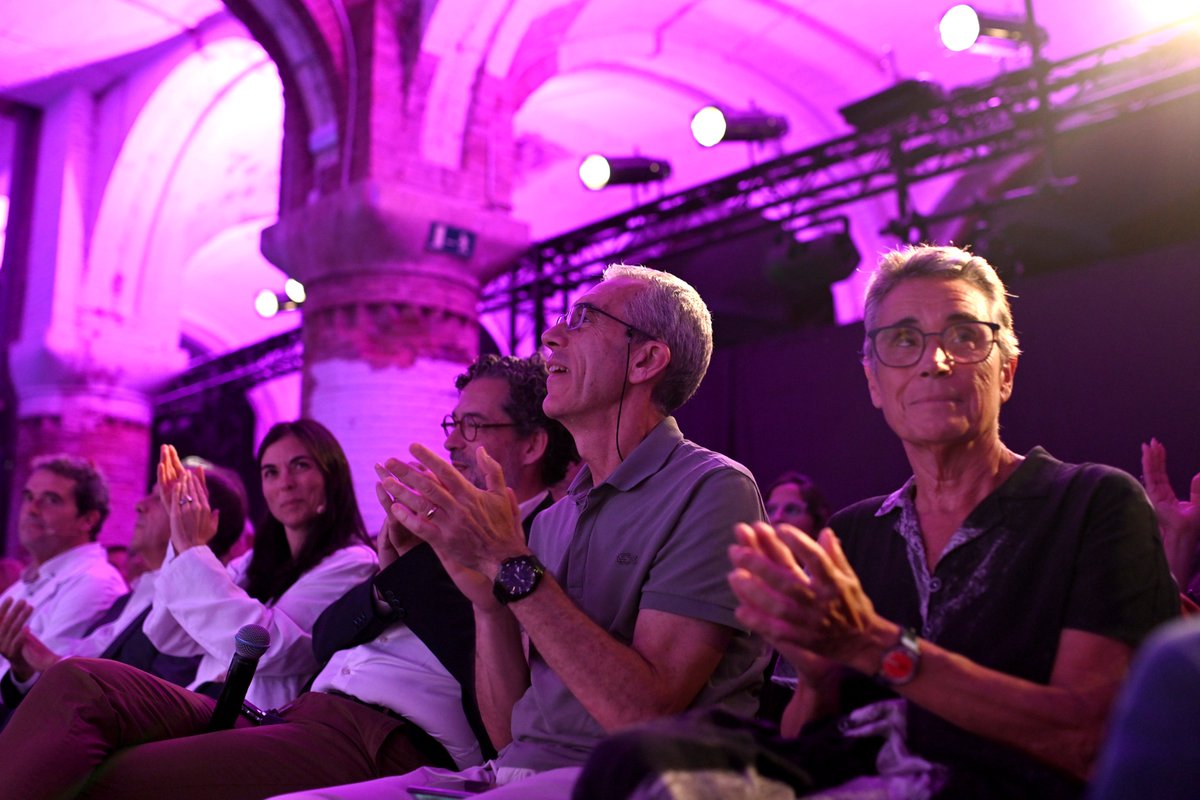 Professionals, institucions, proveïdors i usuaris ens vam trobar a les jornades '#SomSantPau, Som Transformació', on vam tenir l'oportunitat de fer balanç i posar en valor el creixement, les fites i l'esforç dels darrers anys.

🤝🏻 Seguim fent fort #SantPau plegats. #OrgullSantPau
