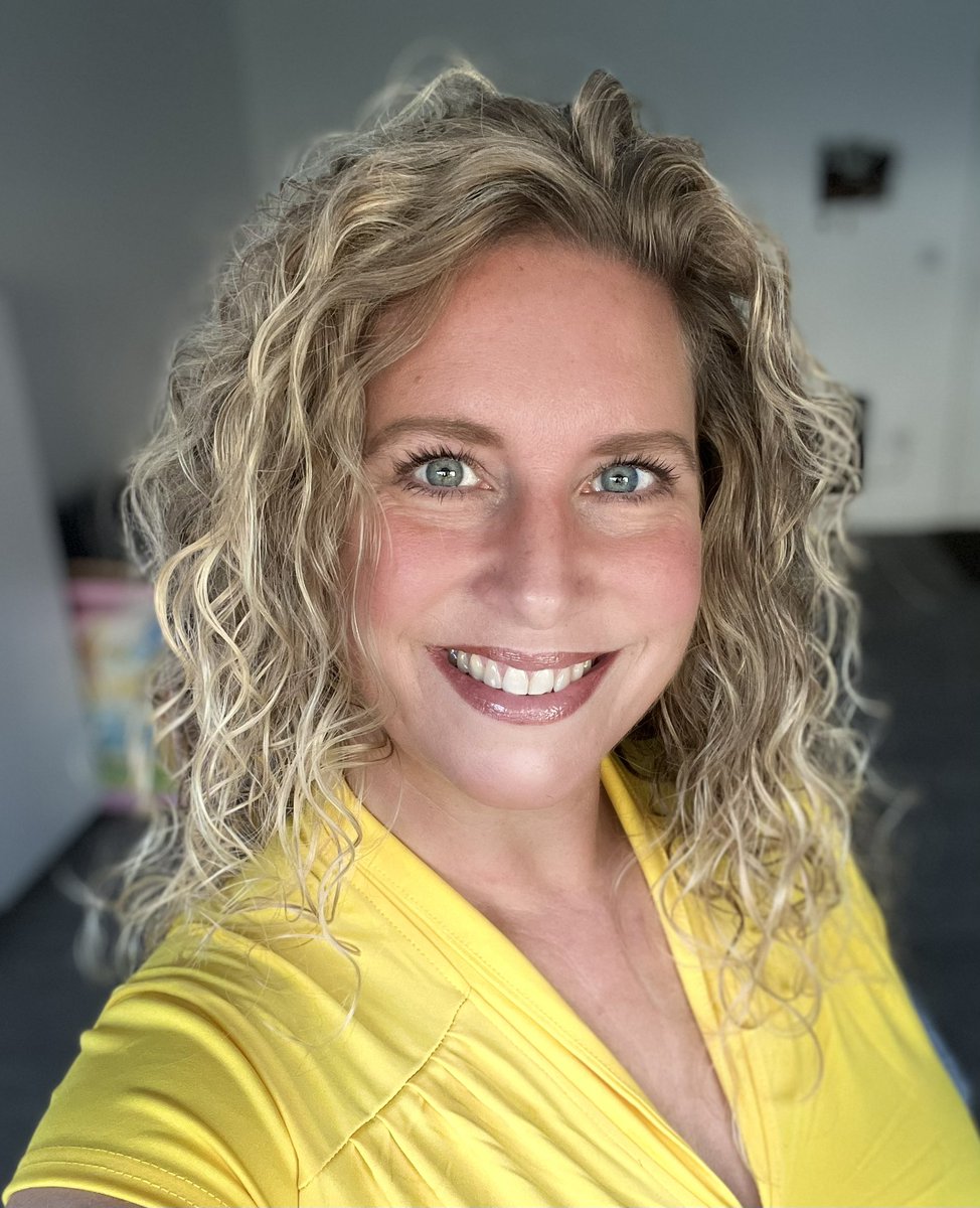 Today is #WorldMentalHealth day. So I thought I’d #WearYellow to show my support. 
Life isn’t always easy and I’m lucky I have good friends. 

To all the listeners out there, sometimes an ear is all you need to feel better. 

Who keeps you sane? 

#HelloYellow