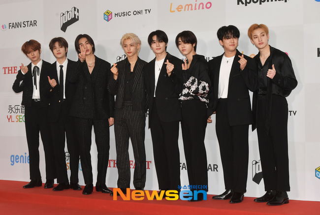Stray Kids &quot;đốn tim&quot; người hâm mộ khi xuất hiện tại thảm đỏ The Fact Music Awards.