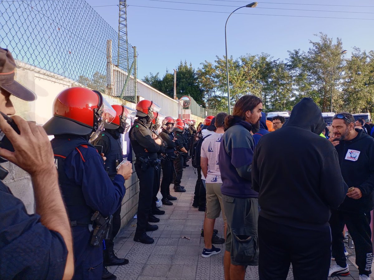EAEko anbulantzietako langileek anbulantziei Zorrotzako kotxetegietatik irtetea galarazi diete.

Los y las trabajadoras de ambulancias de la CAV, vuelven a impedir la salida de las ambulancias en las cocheras de Zorrotza.
#AnbulantziakBorrokan #HuelgaEnAmbulancias