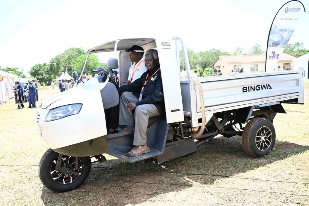 Johnlaban256's tweet photo. Bingwa, also known as Tuk-Tuk, is a three-wheeler that has the capacity to carry 1,000kg of goods, provide irrigation by pumping 6,000 liters of water per hour, and generate 6kW of electricity per hour. This innovative vehicle effectively addresses the pressing issues faced by farmers and rural households.

#NationalScienceWeek||  #UgTusimbudde23 || #UgAt61