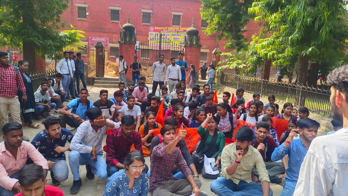 YashCho82377231's tweet photo. *न्याय मांगती हैं ललनायें*,
*आओ सब मिल करें विचार*।
अखिल भारतीय विद्यार्थी परिषद बरेली कॉलेज की इकाई के द्वारा विद्यालय प्रशासन का घेराव कर 10 सूत्रीय ज्ञापन सौंपा।
@abvpbraj @ABVPVoice
#ABVPBraj
#ABVPBareilly
@iManojNikhra @AshishSainram @manishjivns @yagywalkya https://t.co/njjHzVo1JT