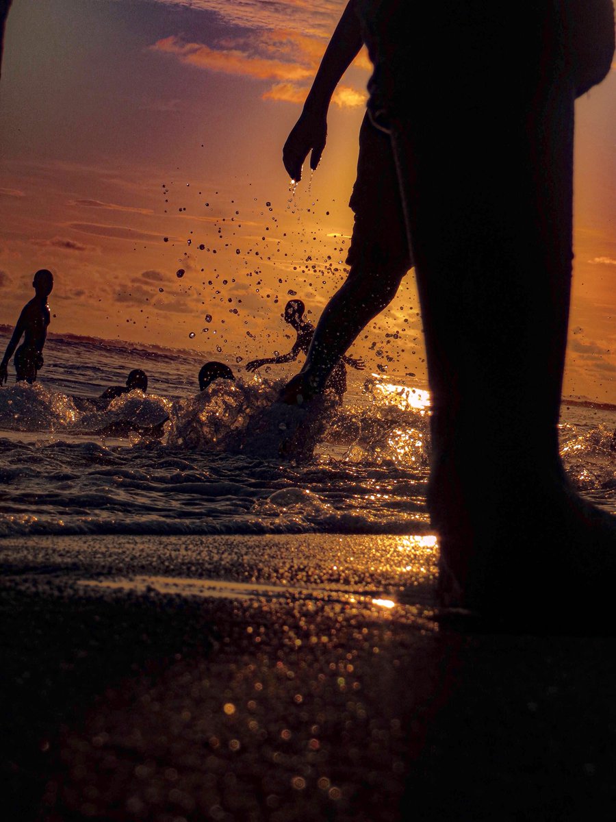 Partie 3 : Nos enfants à la plage avec le couché de soleil 🌞.
#photography #cotonou #Small