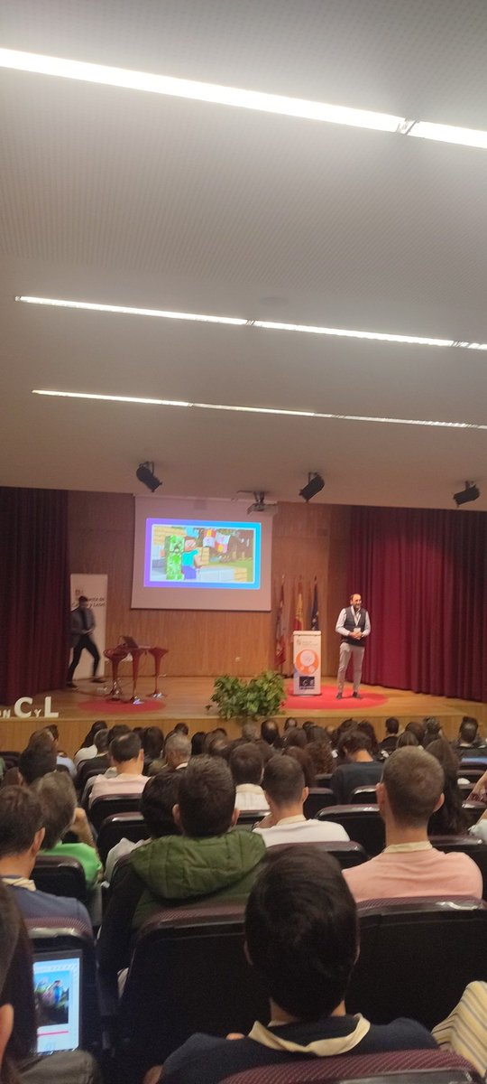 Comenzamos el primer encuentro  #CompDigEduCyL abriendo la jornada  <a href="/fjmagdafuente/">Javier Magdaleno</a> con el objetivo de establecer estrategias comunes para mejorar la competencia digital en los centros educativos de <a href="/jcyl/">Junta de Castilla y León</a>