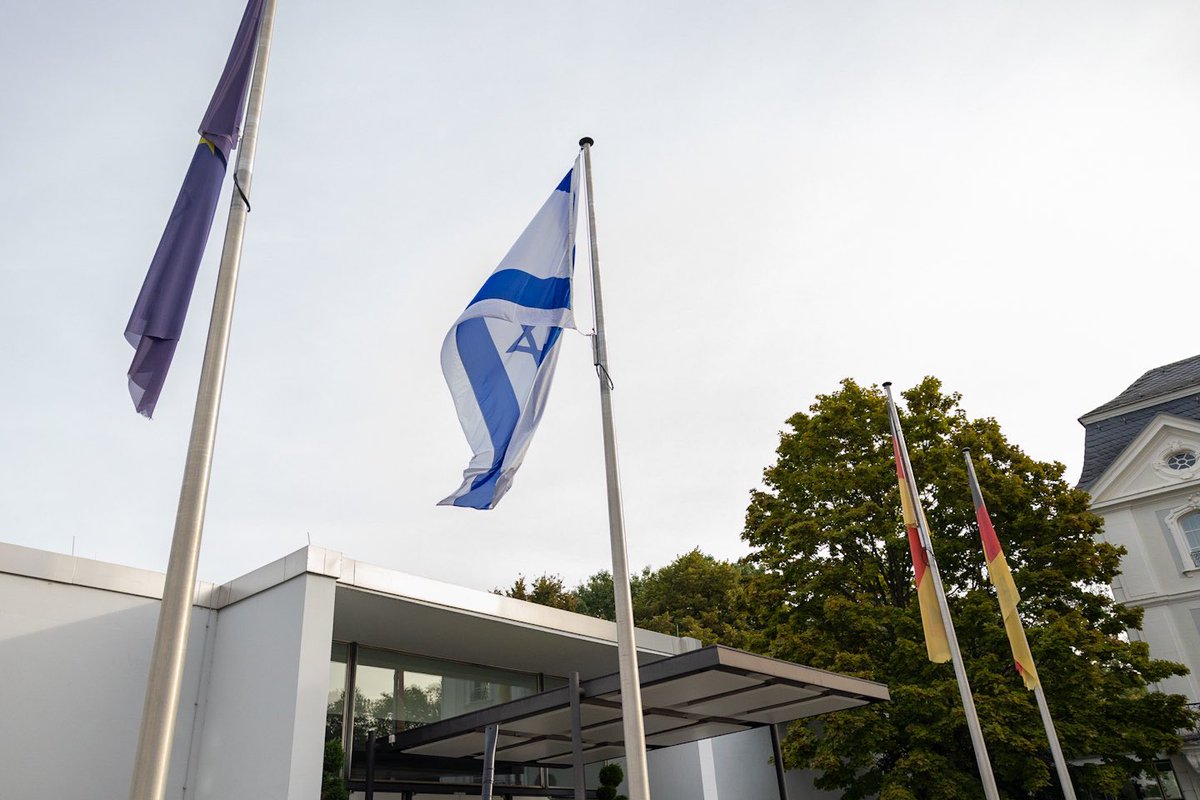 Die saarländische Staatskanzlei hat als Zeichen der Solidarität mit #Israel gegen die Terror-Angriffe der #Hamas die Flagge Israels gehisst. #StandWithIsrael