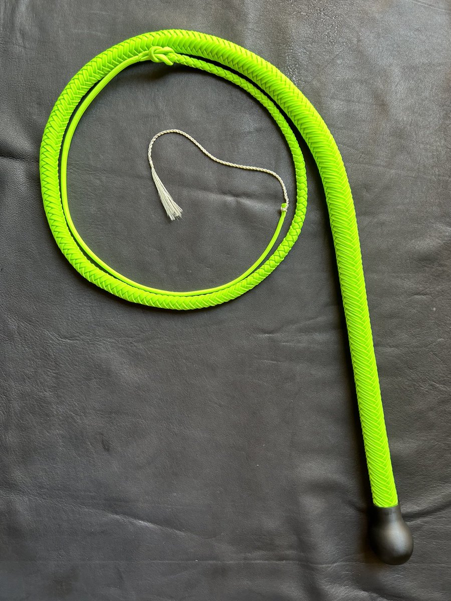 He jubilado mi látigo blanco.
Este es su sustituto. Será el que use durante mis cursos.
Este color hará que sea más sencillo ver el “roll” de una tirada de azote.
Y por supuesto, brilla bajo luz negra! 😉

#latigossiempreesbien