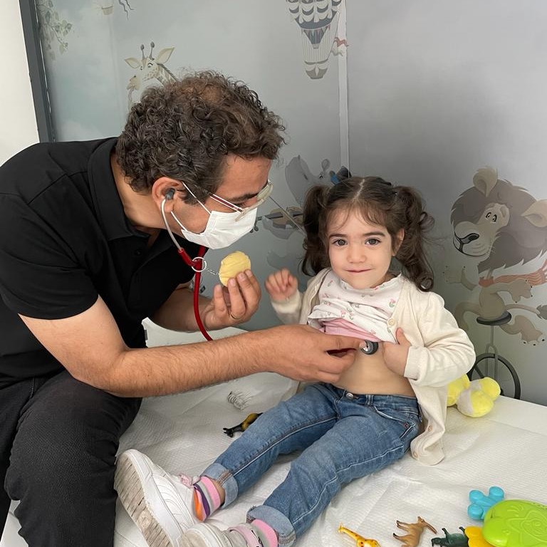 Güzel muayene olup, güzel gülüp bir de güzel bakışlı olmak mümkün mü? Mümkünmüş. Ada ballı böreğim.