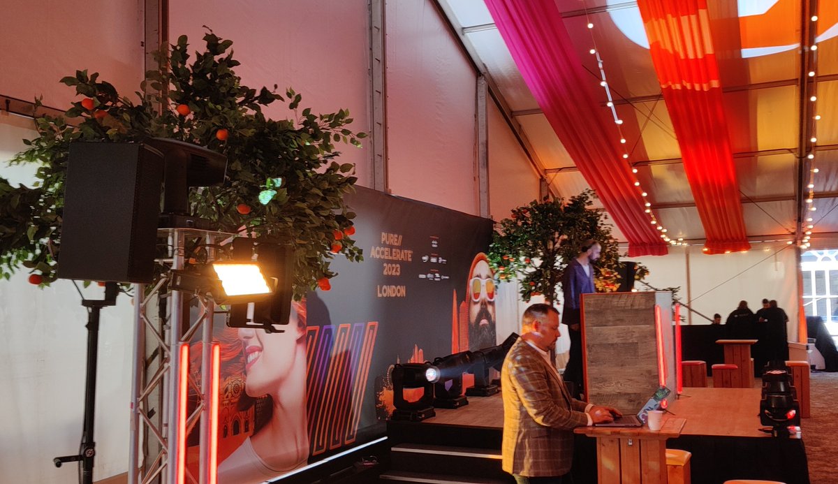 Orange is clearly the theme here <a href="/PureStorage/">Everpuredata</a> #Accelerate23 I London, the orange trees are alas plastic though!