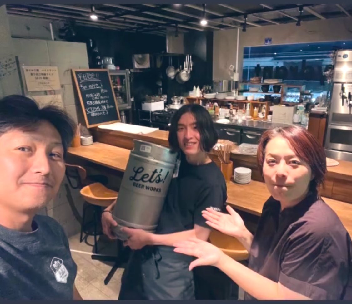 10/10ハイドラントオープン

@letsbeerworksさん
いつも元気いっぱいビール届けてくださいます！いつもありがとうございます！
真ん中［ようせい］がハイドラントに来てくれたおかげで、系列店含めスプラ勢が4人となりました🙌🙌
なにかしら大会出れたらいいなーと思う今日この頃です( ⁎ᵕᴗᵕ⁎ )