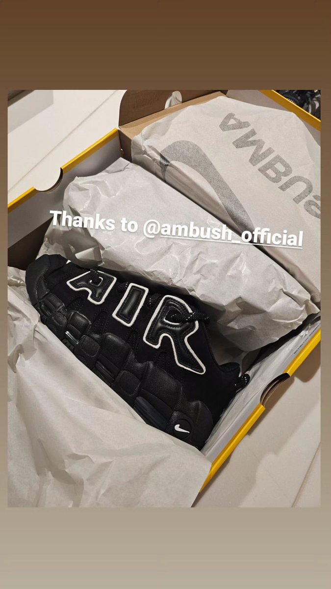 231010 우지호의 흔적
앰부쉬로부터 나이키X앰부쉬 콜라보 신발 선물 받은 듯한 우지호
#우지호스토리