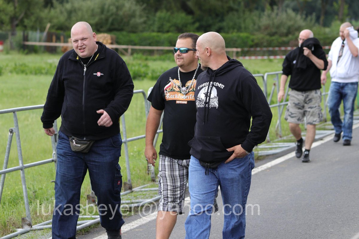 AfD & Rechtsruck: Mit dem Wahlerfolg der #AfD bei der #Hessenwahl zieht nun auch der Neonazi Sascha Herr als Abgeordneter in den Landtag. Er besuchte Rechtsrockfestivals u.a. mit der Band 'Erschießungskommando' und ging mit einem Führungskader von 'Combat 18' in die Kneipe.