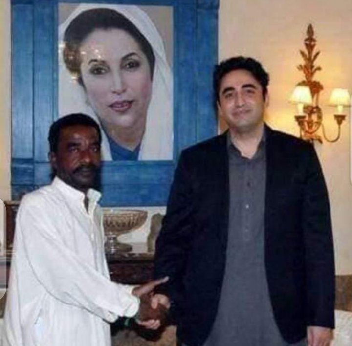 SalmaFaizM's tweet photo. یہ شخص جو گوادر کے اہم شہرا پر شراب پی کر گٹر میں گر رہا ہے یہ کوئی عام شخص نہیں بلکہ پیپلز پارٹی گوادر کا صدر ہے ،جو اپنے اپ کو بلاول بھٹو کا خاص بتاتا ہے، یہ شخص گوادر میں اپنے گھر پر منشیات بھیجتا اور جوا بھی کرواتا ہے،
@BBhuttoZardari @AseefaBZ @BakhtawarBZ @JunaidSaleemJD https://t.co/yFx6RGsmdn