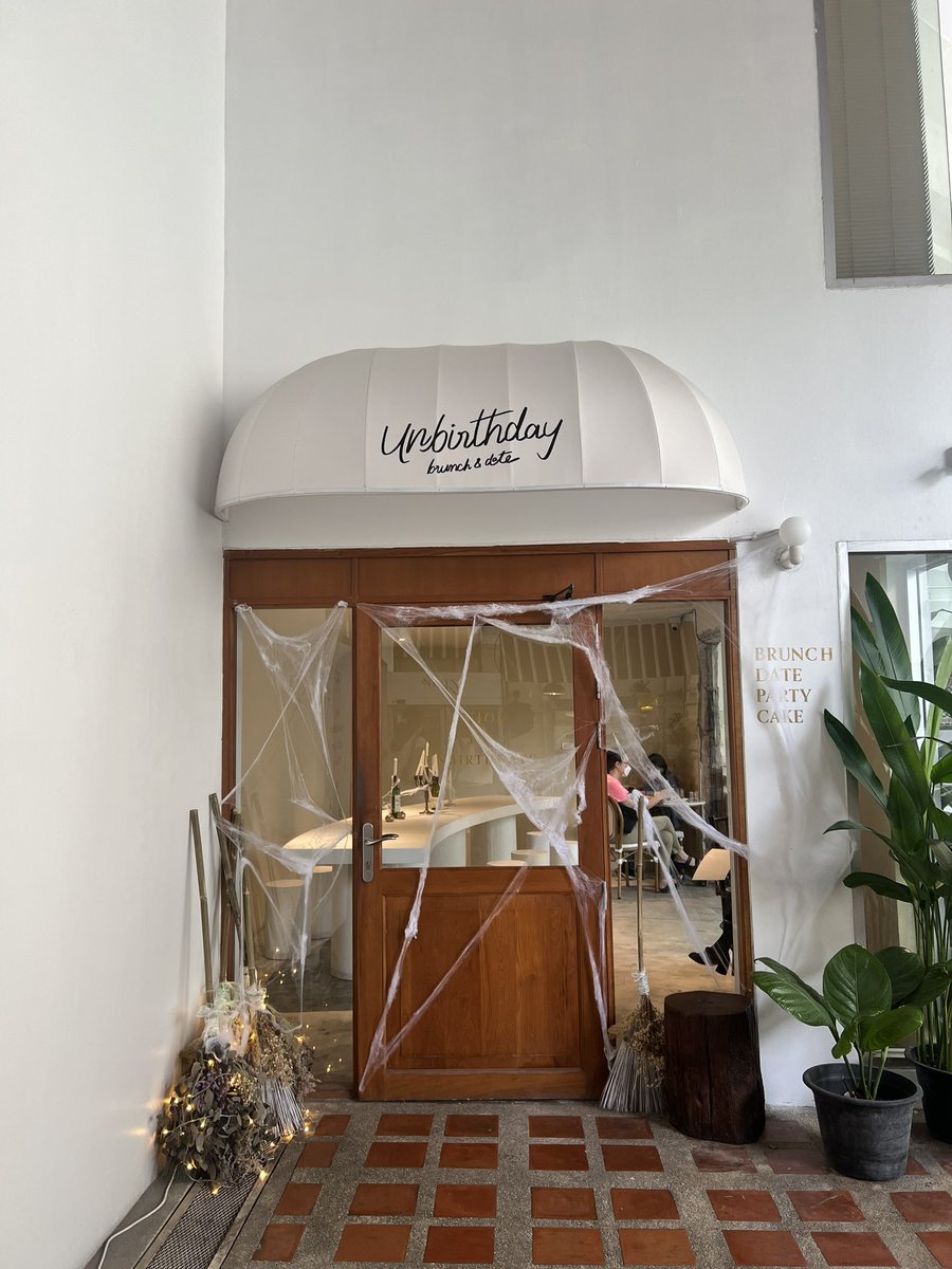 wyuu234's tweet photo. ร้าน Unbirthday แนะนำเลย เค้กอร่อยมากแบบแสงออกปาก เราไม่ชอบกินเค้ก��ต่ที่นี่คือดีย์จริงๆ มีให้เลือกเยอะ ทางร้านดูใส่ใจกับการนำเสนอเค้กมาก สามารถสั่งเป็นปอนด์ไ��้ด้วยนะ ร้านอยู่ชั้น2  มีที่จอดใต้ตึกน้า ไปลองงง!!!
#รีวิวคาเฟ่ #คาเฟ่กทม #cafe https://t.co/hdCznPNHW3